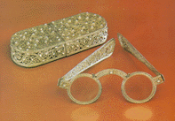 spanische Prunkschläfenbrille aus Silber mit Etui, um 1740